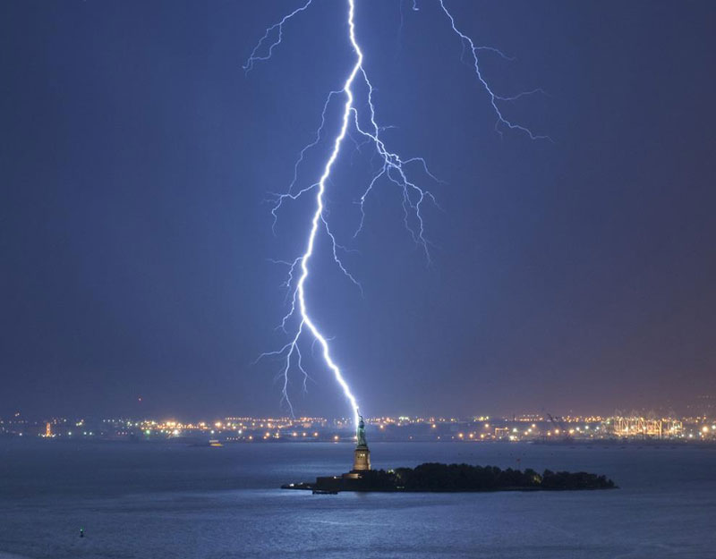 lightning-strikes-statue-of-libery