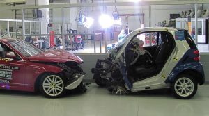 800px-Smart_ForTwo_versus_Mercedes-Benz_C300